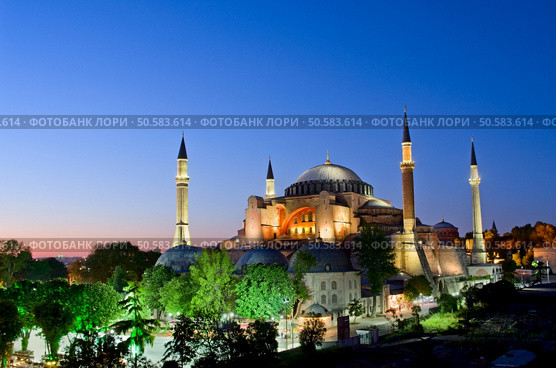 View of Hagia Sofia or Ayasofya at night in Istanbul, Turkey. View of Hagia Sofia or Ayasofya at night in Istanbul. Turkey. Стоковое фото, агентство Ingram Publishing / Фотобанк Лори
