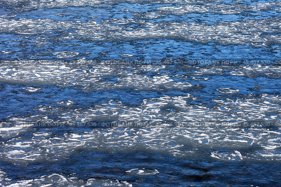 View of Irkut River with clear water reflecting blue sky. Ice floes float down river during freezing in November. Natural phenomenon. Ecology, environment. Water background of changing seasons. Стоковое фото, фотограф Виктория Катьянова / Фотобанк Лори