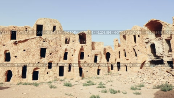 View of old Ksar Mgabla architecture with ruined storage areas in Tunisia. Стоковое видео, видеограф Яков Филимонов / Фотобанк Лори