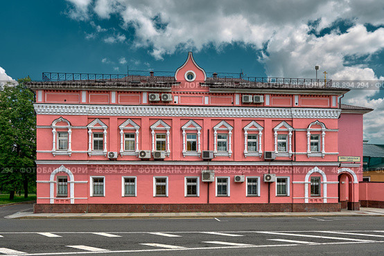 View of old two storeyed house built in 1880, Krestyanskaya square, landmark, cityscape: Moscow, Russia - 08 June, 2024. Редакционное фото, фотограф Алексей Голованов / Фотобанк Лори