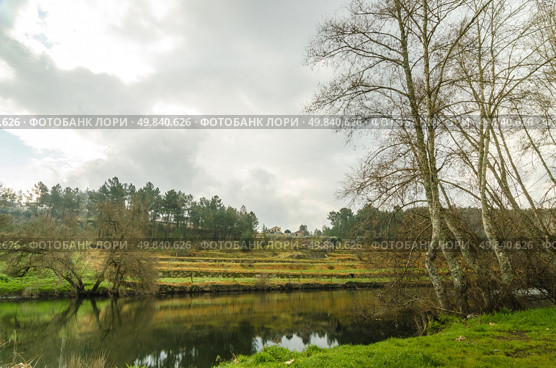 View of river in early autumn. Стоковое фото, агентство Ingram Publishing / Фотобанк Лори