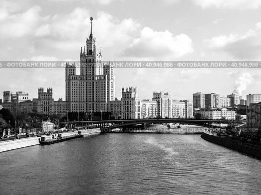 View of skyscapter on the promenade of Moscow river, Russia. Black and white image (2017 год). Стоковое фото, фотограф VittoriaChe / Фотобанк Лори