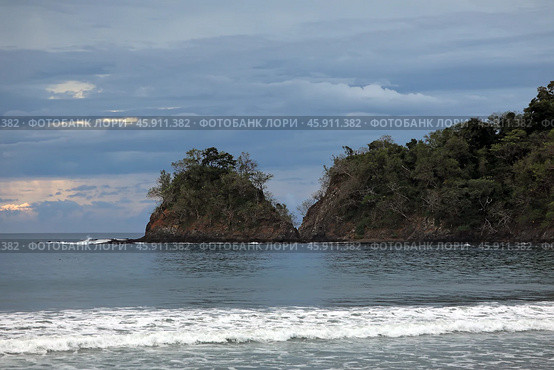 View of the Banca islita cape in cloudy weather. Islita beach of the Pacific Ocean. Guanacaste province, Nicoya Peninsula. Costa Rica, Central America. Стоковое фото, фотограф Bala-Kate / Фотобанк Лори
