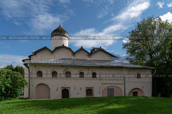 View of the Church of the Myrrh-Bearing Women in the early summer morning, Veliky Novgorod, Novgorod region, Russia. Стоковое фото, фотограф Ula Ulachka / Фотобанк Лори
