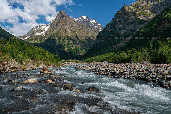 View of the Dombay-Ulgen gorge in the mountains of the North Caucasus near the village of Dombay on a sunny summer day, Karachay-Cherkessia, Russia. Стоковое фото, фотограф Ula Ulachka / Фотобанк Лори