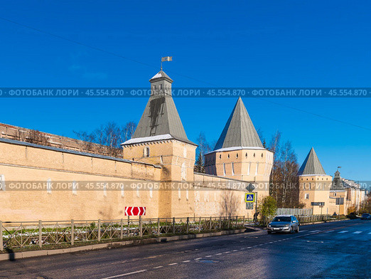 View of the fortress wall of Pokrovsky town from Sapernaya Street, Sofia district, Pushkin city (Tsarskoye Selo), St. Petersburg, Russia. The architect is V.A Pokrovsky. Стоковое фото, фотограф Михаил Аккуратoв / Фотобанк Лори