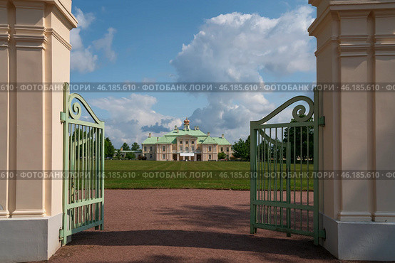 View of the Great (Menshikov) Palace through the gates of the Upper Garden in the Oranienbaum Palace and Park Ensemble on a sunny summer day, Lomonosov, St. Petersburg, Russia. Стоковое фото, фотограф Ula Ulachka / Фотобанк Лори