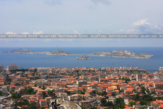 View of the islands and the sea from the heights of the city. Вид с воздуха на Марсель и Фриульские острова, View of Marseille, France. Guided tour of Marseille, France.  Vision of Marseille, France. Panoramic view of Marseille, France. Стоковое фото, фотограф Анна Чижова / Фотобанк Лори
