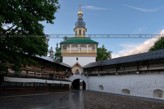 View of the Petrovsky Tower with the entrance gate of the Holy Dormition Pskov-Pechersk Monastery, Pechora, Pskov region, Russia. Стоковое фото, фотограф Ula Ulachka / Фотобанк Лори