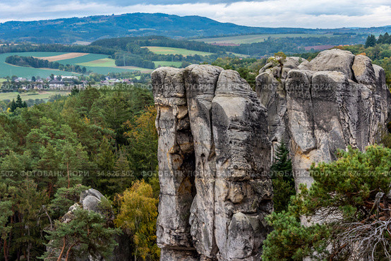 View of the rocks on the background of the valley in Bohemian Paradise (Czech: Cesky Raj) in Bohemia region in the Czech Republic (2016 год). Стоковое фото, фотограф Сергей Фролов / Фотобанк Лори
