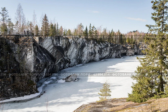 View of the Ruskeala Marble Canyon in spring in the Republic of Karelia, Russia (2022 год). Редакционное фото, фотограф Регина Ерофеева / Фотобанк Лори