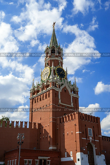 View of the Spasskaya Tower of the Moscow Kremlin from Vasilyevsky Descent (2023 год). Стоковое фото, фотограф Сергей Брызгалов / Фотобанк Лори