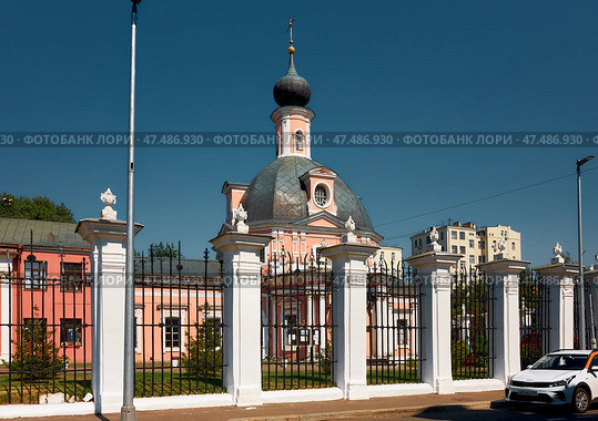 View of the temple of the Great Martyr Catherine on Vspolye, built in 1657, reconstructed 1766-1775, architect Karl Blank, Yekaterinin Baroque, attraction: Moscow, Russia - August 17, 2022. Редакционное фото, фотограф Алексей Голованов / Фотобанк Лори