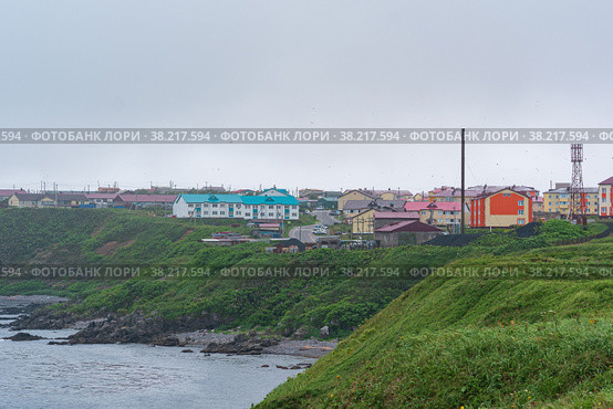View of the town of Yuzhno-Kurilsk on the island of Kunashir (2022 год). Редакционное фото, фотограф Евгений Харитонов / Фотобанк Лори