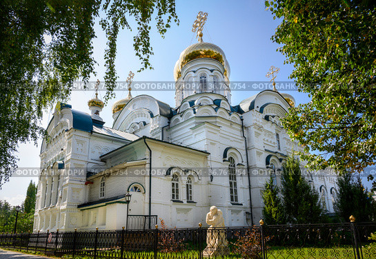 View of the Trinity Cathedral of the Raifa Monastery in Kazan, Russia (2021 год). Стоковое фото, фотограф Сергей Фролов / Фотобанк Лори