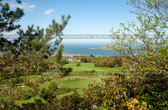 View on the Howth peninsula and golf coursein Deer park, Dublin, Ireland. Редакционное фото, фотограф Татьяна Кахилл / Фотобанк Лори