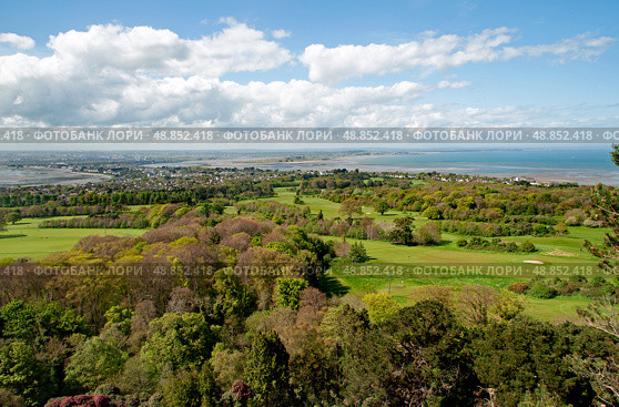 View on the Howth peninsula and golf coursein Deer park, Dublin, Ireland. Редакционное фото, фотограф Татьяна Кахилл / Фотобанк Лори
