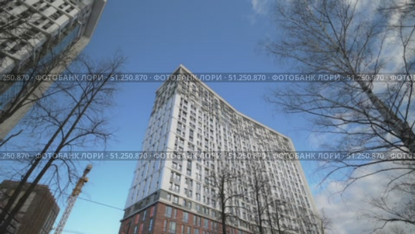 View up at the tall contemporary buildings of the city. Urban background. Стоковое видео, видеограф Степанов Григорий / Фотобанк Лори