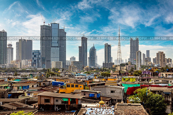 Views of slums on the shores of mumbai, India against the backdrop of skyscrapers under construction (2019 год). Стоковое фото, фотограф Андрей Армягов / Фотобанк Лори