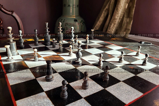 Vintage chess board with checkers, pawns, knights, rooks, bishops, queen and king. Стоковое фото, фотограф Есич Елена / Фотобанк Лори