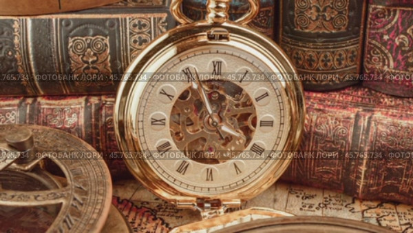 Vintage pocket watch. Vintage background Concept of time history. Стоковое видео, видеограф Андрей Армягов / Фотобанк Лори
