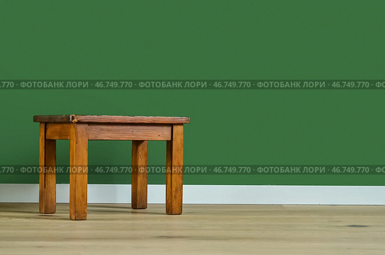 Винтажный табурет у зеленой стены. Стоковое фото, фотограф Pixel_shot / Фотобанк Лори