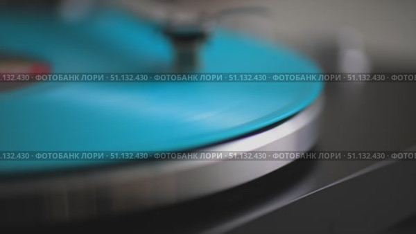 Vinyl Record Spinning On Vintage Turntable. Needle Scratching Grooves Analog Sound. Стоковое видео, видеограф Степанов Григорий / Фотобанк Лори