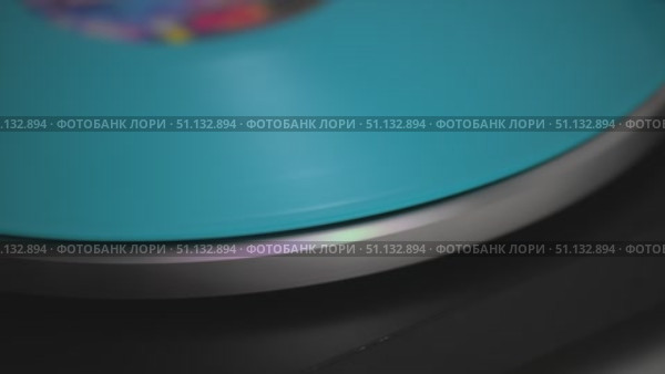 Vinyl Record Spinning On Vintage Turntable. Needle Scratching Grooves Analog Sound. Стоковое видео, видеограф Степанов Григорий / Фотобанк Лори