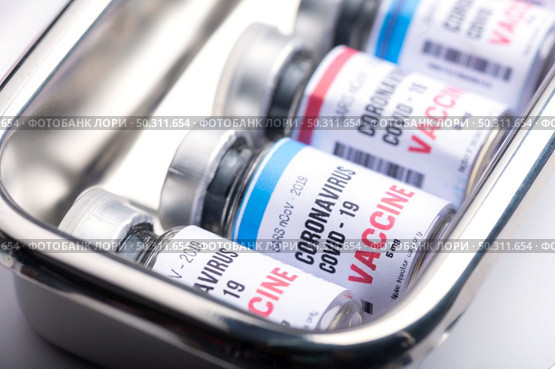 virus vaccine development of a coronavirus COVID-19, vaccine bottle in concept of insurance and fight against coronavirus 2019 ncov cure, medical research in laboratory to stop the spread of the virus. Стоковое фото, агентство Ingram Publishing / Фотобанк Лори