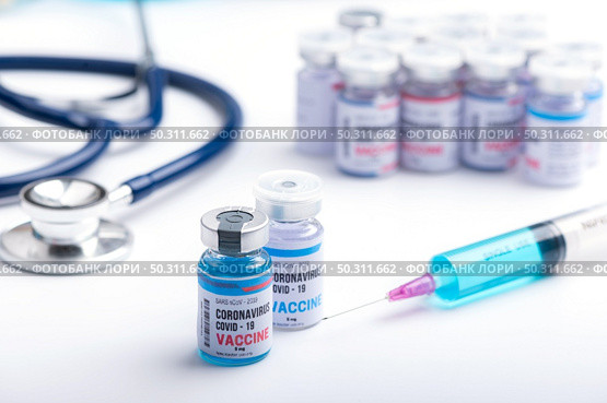virus vaccine development of a coronavirus COVID-19, vaccine bottle in concept of insurance and fight against coronavirus 2019 ncov cure, medical research in laboratory to stop the spread of the virus. Стоковое фото, агентство Ingram Publishing / Фотобанк Лори