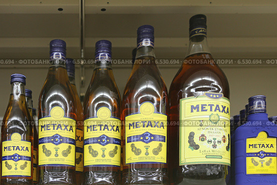 Витрина с национальным греческим крепким алкогольным напитком "Метакса" (Metaxa) (2014 год). Редакционное фото, фотограф Алексей Гусев / Фотобанк Лори