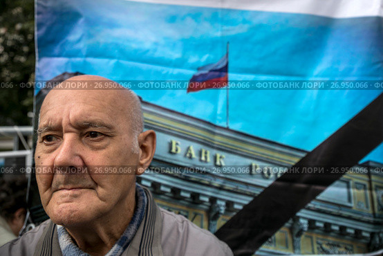 Вкладчик банка "Югра" на митинге организованном КПРФ на площади Революции в центре города Москвы, Россия 16 сентября 2017. Редакционное фото, фотограф Николай Винокуров / Фотобанк Лори