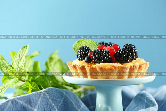 Вкусная корзиночка с ягодами на десерт стоит на цветном фоне. Стоковое фото, фотограф Pixel_shot / Фотобанк Лори