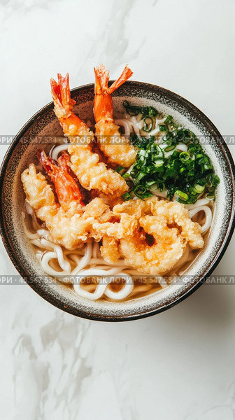Вкусная миска удон с креветками темпура и зеленым луком на чистом белом фоне. Стоковое AI-изображение, AI-художник ФотоИнтеллект / Фотобанк Лори