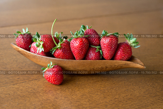 Вкусная спелая клубника на деревянной тарелке. Tasty strawberries. Стоковое фото, фотограф Сергей Левыкин / Фотобанк Лори
