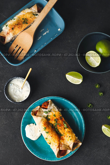 Вкусно приготовленная энчилада на темном фоне. Стоковое фото, фотограф Pixel_shot / Фотобанк Лори