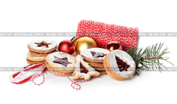 Вкусное печенье Linzer с рождественским декором на белом фоне. Стоковое фото, фотограф Pixel_shot / Фотобанк Лори