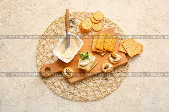 Вкусные крекеры с сыром и мидиями на фоне гранж. Стоковое фото, фотограф Pixel_shot / Фотобанк Лори