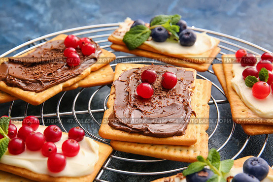 Вкусные крекеры с ягодами на цветном фоне, крупным планом. Стоковое фото, фотограф Pixel_shot / Фотобанк Лори