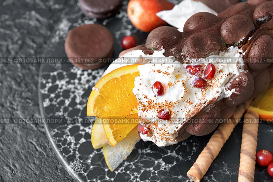 Вкусные сладкие пузырьки вафельные на темном фоне, крупным планом. Стоковое фото, фотограф Pixel_shot / Фотобанк Лори