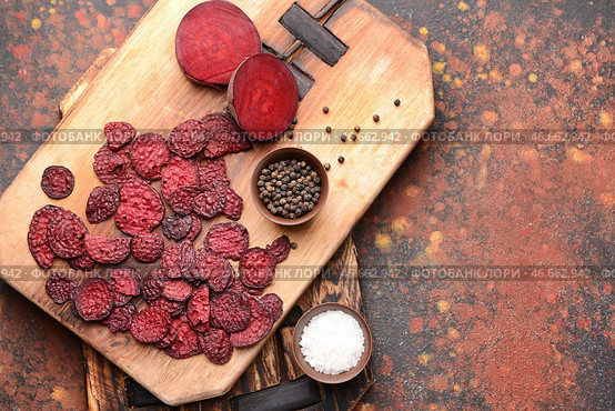 Вкусные свекольные чипсы со специями на деревянной доске. Стоковое фото, фотограф Pixel_shot / Фотобанк Лори