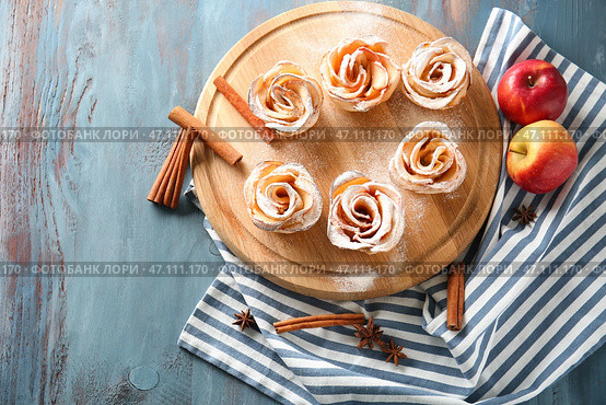 Вкусные яблочные розы из слоеного теста на деревянной доске. Стоковое фото, фотограф Pixel_shot / Фотобанк Лори