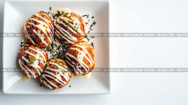 Вкусные японские такояки на квадратной тарелке с белым фоном для кулинарной презентации. Стоковое AI-изображение, AI-художник ФотоИнтеллект / Фотобанк Лори