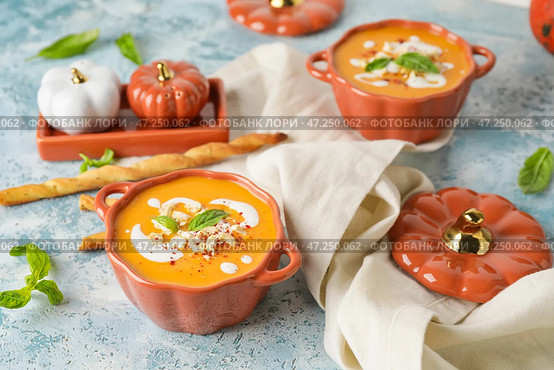 Вкусный крем-суп из тыквы в горшочке на цветном фоне. Стоковое фото, фотограф Pixel_shot / Фотобанк Лори