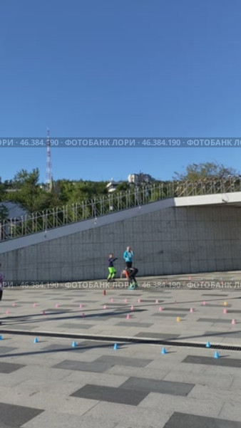 Владивосток. Дети тренируются на роликах с учителем. (2022 год). Редакционное видео, видеограф Анастасия / Фотобанк Лори
