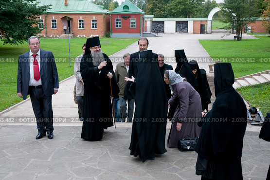 Владыка благословляет прихожан и монахинь (2010 год). Редакционное фото, фотограф Ирина Фирсова / Фотобанк Лори