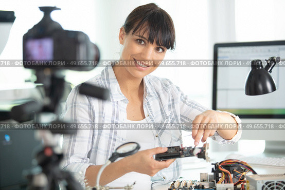 vlogger recording computer repair on camera for vlog blog. Стоковое фото, агентство Ingram Publishing / Фотобанк Лори