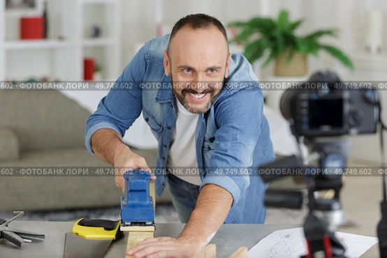 vlogger recording computer repair on camera for vlog blog. Стоковое фото, агентство Ingram Publishing / Фотобанк Лори