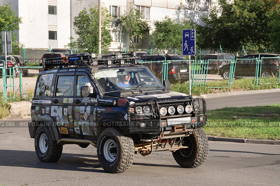 Внедорожник УАЗ "Патриот" на дороге (2013 год). Редакционное фото, фотограф Алёшина Оксана / Фотобанк Лори