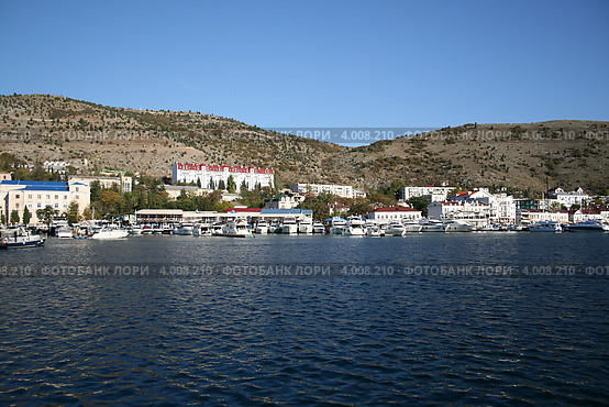 Внутри бухты Балаклава,современные здания,и горы (2012 год). Стоковое фото, фотограф Робул Дмитрий / Фотобанк Лори